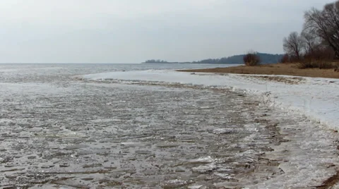 Early spring, river bank Vídeo Stock 35885559