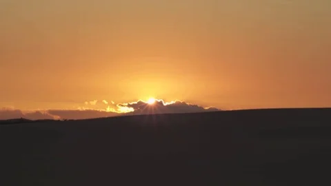 Early Sun Rays in Desert Landscape Vídeos de archivo 84956433