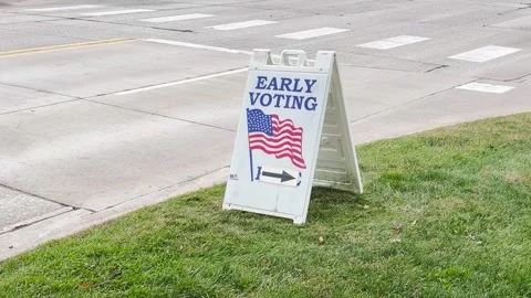 Early Voting Here Sign by side of the road - Bettendorf, IA - October 23, 2025 Vídeo Stock 348296504