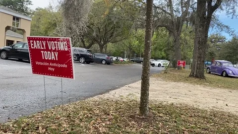 Early Voting Today bilingual yard sign at local precinct Stock Footage 126114658