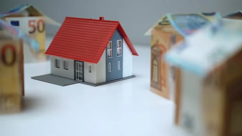 Earning and saving money for future property investments, mortgage and loan for Vidéo 135879767