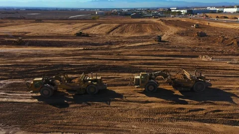 Earth movers moving dirt on a large plot of land Vídeos de archivo 171467033