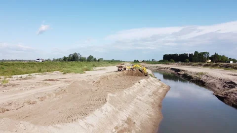 Earth moving excavator Vídeos de archivo 130680248