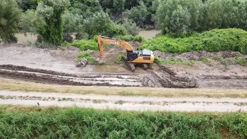 Earth moving excavator Video stock 132269624