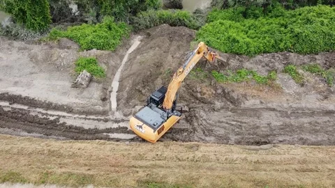 Earth moving excavator Vídeo Stock 132277755