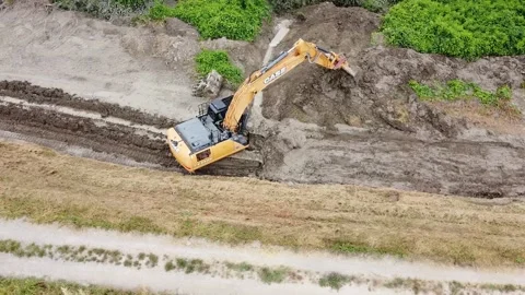 Earth moving excavator Vídeos de archivo 132393048