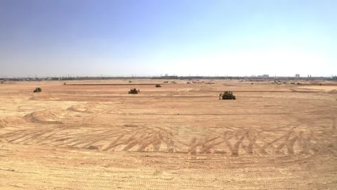 Earthmoving vehicles grading a large sandy site in Riyadh 库存影片 346425343