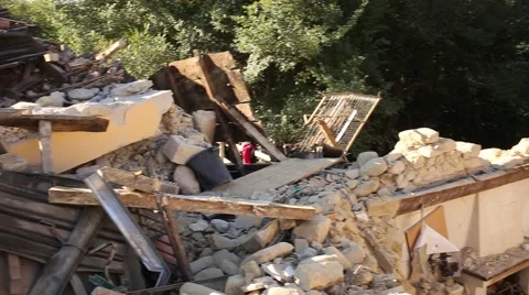 Earthquake aftermath - house destroyed Vídeos de archivo 66784196