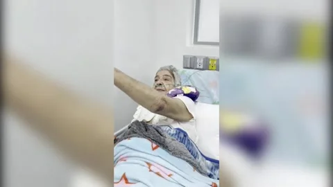 Earthquake survivor asks for Coca-Cola after rescue in Venezuela, VENEZUELA, VE  스톡 동영상 337923150