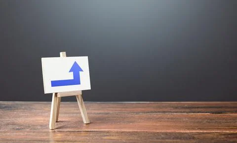 Easel with a blue right up arrow. Direction to go around. Bypassing obstacl.. Foto stock