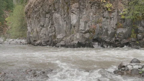East Fork Hood River Rapids along Rocky Cliff Vídeos de archivo 333424426