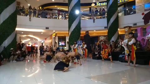 East java dance, reog, bujang ganong, jatilan, warok and drama crazy suminten Vídeos de archivo 218638859