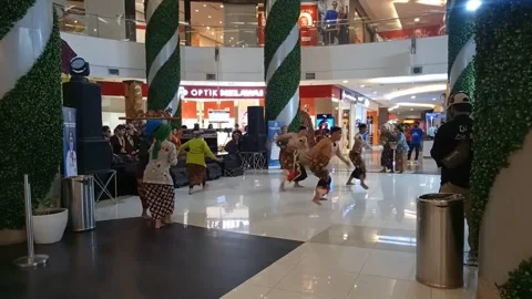 East java dance, reog, bujang ganong, jatilan, warok and drama crazy suminten Stock Footage 218639006