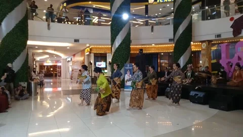 East java dance, reog, bujang ganong, jathilan jatilan, warok and crazy suminten Stock Footage 218639032