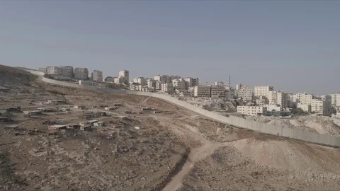 East Jerusalem Security barrier wall divide between Palestinian and Israeli Vídeo Stock 80397227