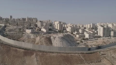 East Jerusalem Security barrier wall divide between Palestinian and Israeli Vídeo Stock 80397277