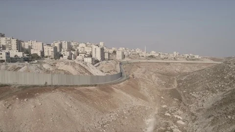 East Jerusalem Security barrier wall divide between Palestinian and Israeli Vídeo Stock 80397311