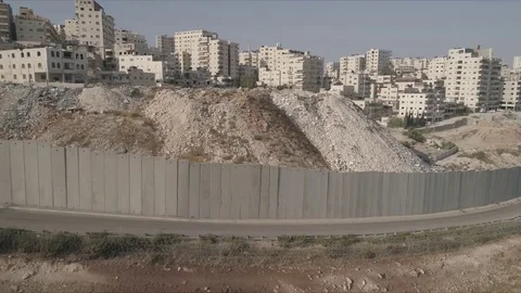 East Jerusalem Security barrier wall divide between Palestinian and Israeli Vídeo Stock 80397364