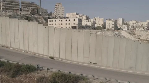 East Jerusalem Security barrier wall divide between Palestinian and Israeli Vídeo Stock 80397572