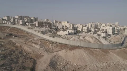 East Jerusalem Security barrier wall divide between Palestinian and Israeli Vídeo Stock 80397605