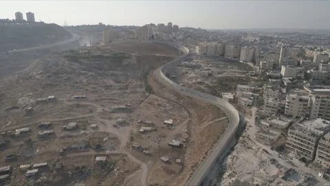 East Jerusalem Security barrier wall divide between Palestinian and Israeli Vídeo Stock 80397752