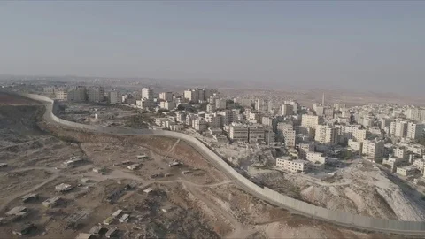 East Jerusalem Security barrier wall divide between Palestinian and Israeli Vídeo Stock 80398029