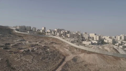 East Jerusalem Security barrier wall divide between Palestinian and Israeli Vídeo Stock 80398059