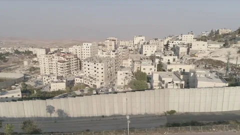 East Jerusalem Security barrier wall divide between Palestinian and Israeli Vídeo Stock 80398111