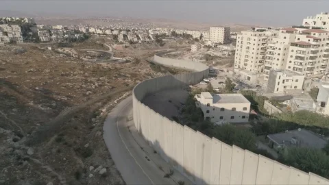 East Jerusalem Security barrier wall divide between Palestinian and Israeli Vídeo Stock 80398199