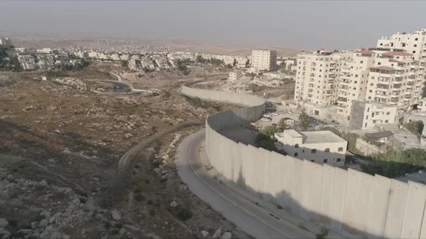 East Jerusalem Security barrier wall divide between Palestinian and Israeli Vídeo Stock 80398258