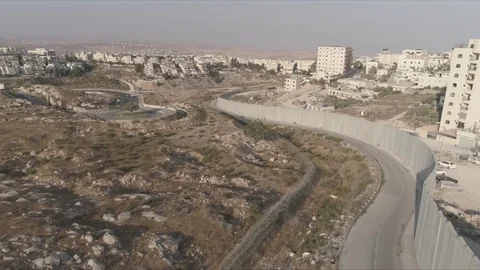 East Jerusalem Security barrier wall divide between Palestinian and Israeli Vídeo Stock 80398316
