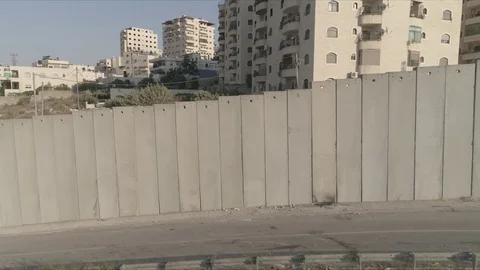 East Jerusalem Security barrier wall divide between Palestinian and Israeli Vídeo Stock 80398793
