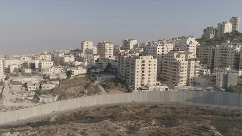 East Jerusalem Security barrier wall divide between Palestinian and Israeli Vídeo Stock 80398835