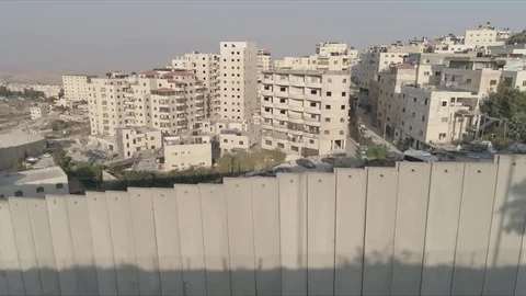 East Jerusalem Security barrier wall divide between Palestinian and Israeli Vídeo Stock 80398890