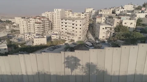 East Jerusalem Security barrier wall divide between Palestinian and Israeli Vídeo Stock 80398947