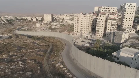 East Jerusalem Security barrier wall divide between Palestinian and Israeli Vídeo Stock 80398980