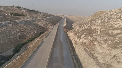East Jerusalem Security barrier wall divide between Palestinian and Israeli Vídeo Stock 80399067