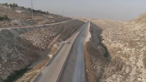 East Jerusalem Security barrier wall divide between Palestinian and Israeli Vídeo Stock 80399117