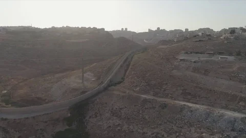 East Jerusalem Security barrier wall divide between Palestinian and Israeli Vídeo Stock 80399214