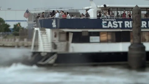 East River Ferry preparing to undock. Milling Water. Strong Wake. New York. Vídeo Stock 75328396