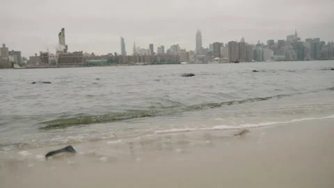 East River waves reaching Brooklyn shore 動画素材 134737401