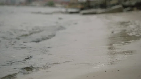 East River waves reaching Brooklyn shore, side angle 動画素材 134738137