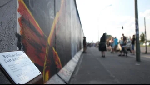 East Side Gallery - remnants of the Berlin Wall in Friedrichshain in Berlin Vídeo Stock 8508171
