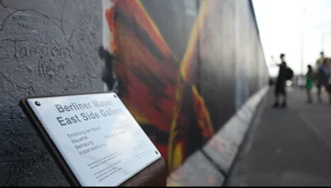 East Side Gallery - remnants of the Berlin Wall in Friedrichshain in Berlin Vídeo Stock 8508172