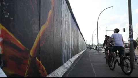 East Side Gallery - remnants of the Berlin Wall in Friedrichshain in Berlin Vídeo Stock 8508173