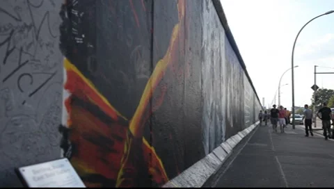 East Side Gallery - remnants of the Berlin Wall in Friedrichshain in Berlin Vídeo Stock 8508175