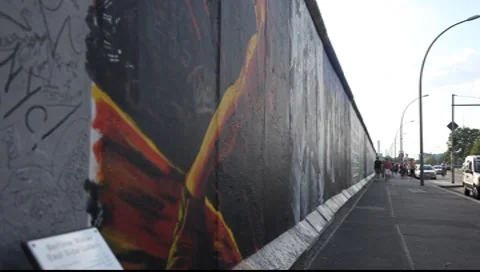 East Side Gallery - remnants of the Berlin Wall in Friedrichshain in Berlin Vídeo Stock 8508177