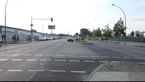 East Side Gallery - remnants of the Berlin Wall in Friedrichshain in Berlin Vídeo Stock 8508184