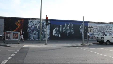 East Side Gallery - remnants of the Berlin Wall in Friedrichshain in Berlin Vídeo Stock 8508185