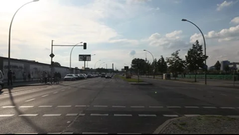 East Side Gallery - remnants of the Berlin Wall in Friedrichshain in Berlin Vídeo Stock 8508186